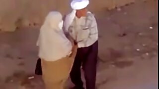 بڑی چھاتی والی سنہرے ...